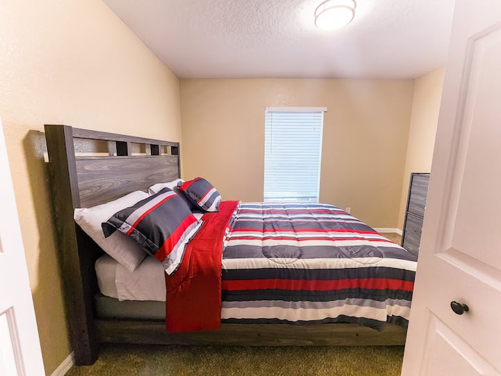 Segundo dormitorio: con una gran cama tamaño queen, televisores y un montón de armario y vestidor.