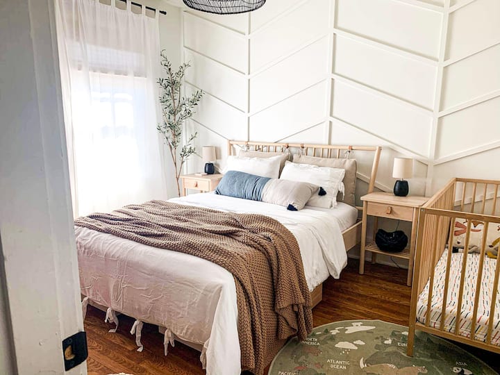 Dormitorio 1 con cama tamaño queen y cuna.