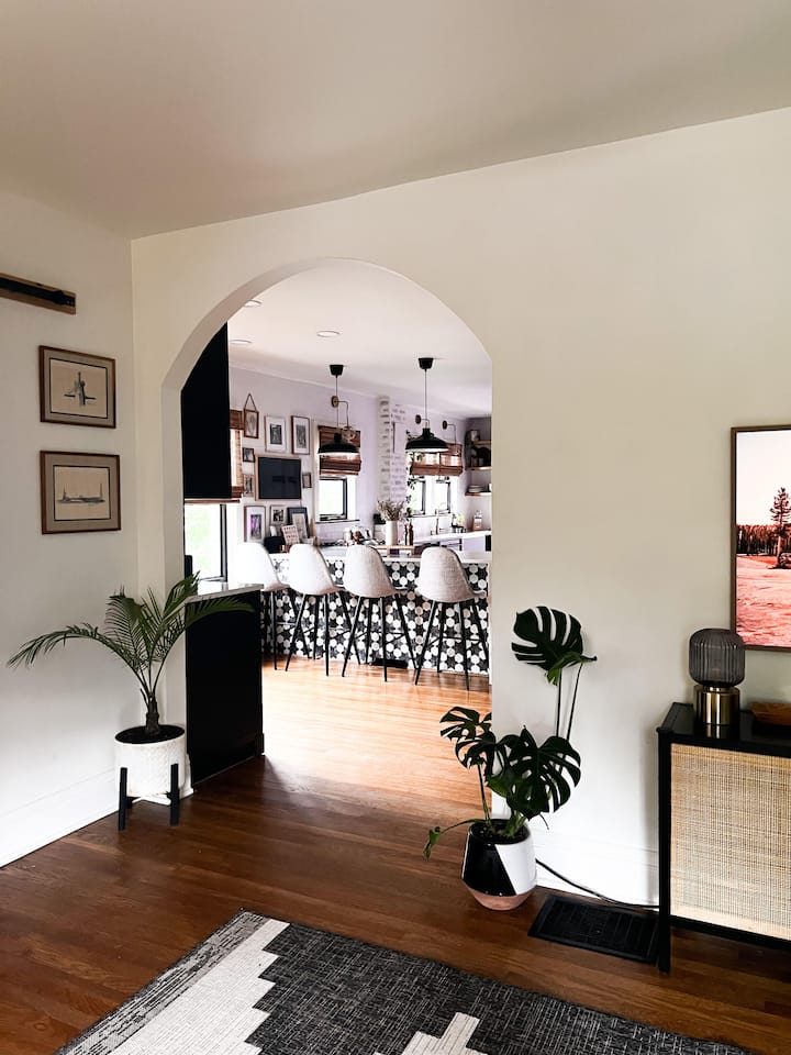 Vistas desde el salón hasta la cocina y el comedor. 