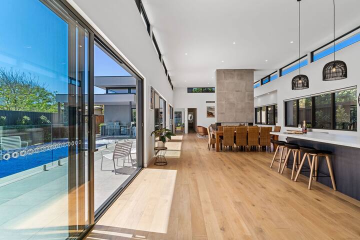 Pearse Retreat – Extraordinary Luxury Living gallery image 2
