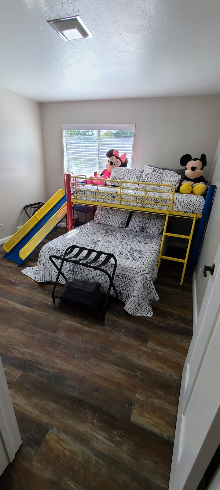 เตียงสองชั้นเต็มและเต็มรูปแบบพร้อมห้องนอนสไลด์