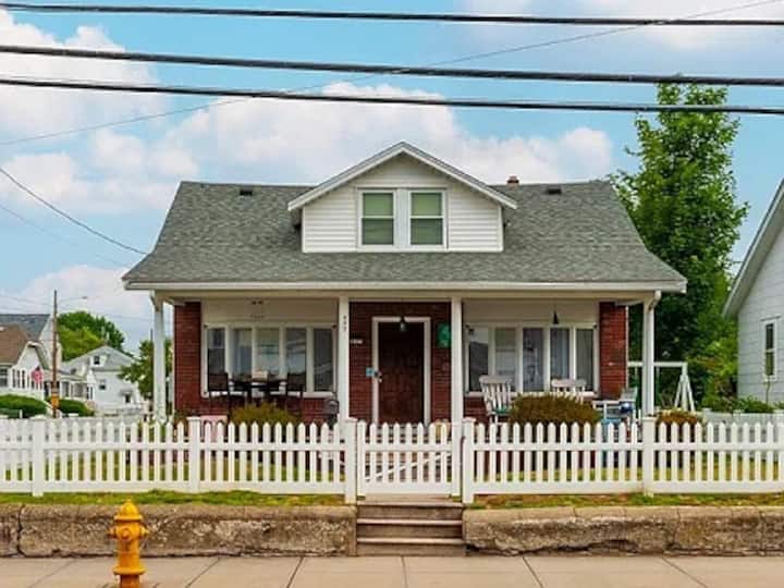 Cozy bungalow with fireplace and dedicated office Bungalows for Rent