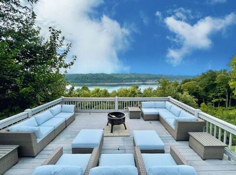 New! Lakefront, sleeps 14+!