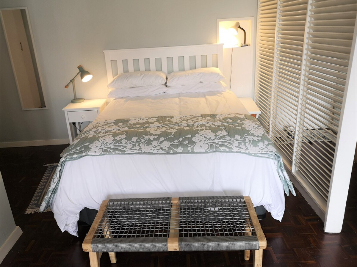 Tweepersoonsbed met fris wit beddengoed