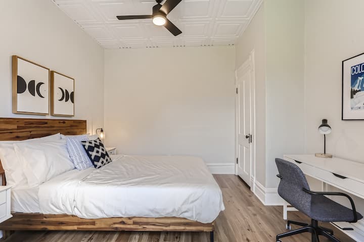 Მრავალფუნქციური სივრცე საწოლითა და სამუშაო მაგიდით სახლიდან მუშაობის გასამარტივებლად