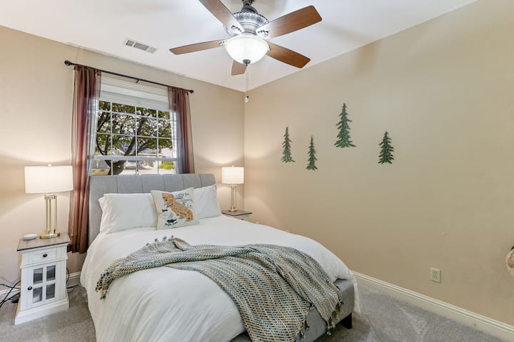 "Dhoma e udhëtimit" me krevatin dopio "queen".