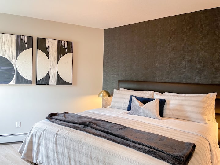 Dhomë gjumi me krevat dopio "king" me një dyshek premium Beautyrest Black me ngurtësi të mesme dhe cilësi hoteli, mur elegant dekorativ, vepra arti moderne dhe ndriçim të ngrohtë pranë krevatit. Shtrojat e cilësisë së lartë dhe shtrojat e buta të krevatit krijojnë një përvojë të rehatshme gjumi si në një hotel luksoz.