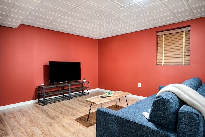 Un lugar perfecto para pasar el rato o saca el sofá para tener un poco de espacio adicional para dormir