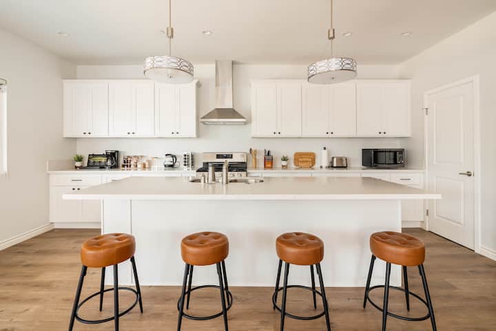 Charming Family Getaway: Yard ~ BBQ ~ Near College