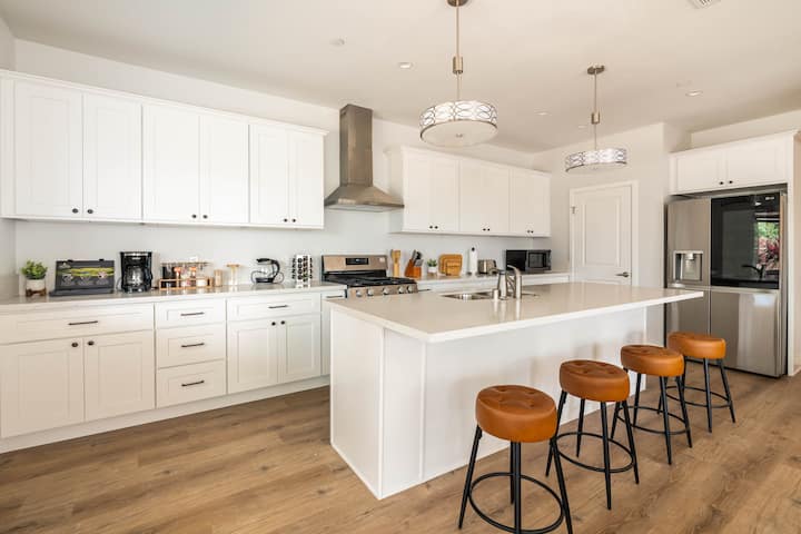 Charming Family Getaway: Yard ~ BBQ ~ Near College