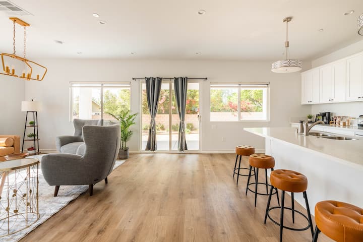Charming Family Getaway: Yard ~ BBQ ~ Near College