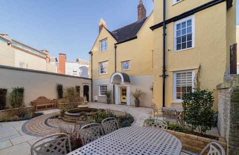 Stunning 2 bed historic townhouse in Oxfords heart