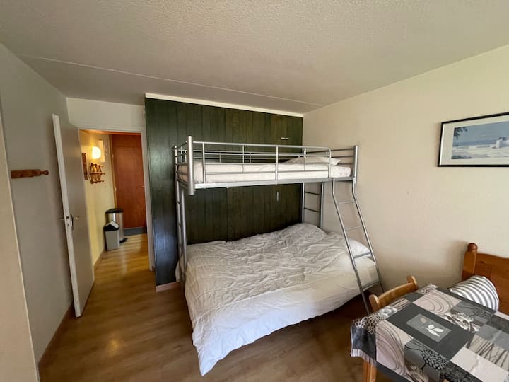 Le lit superposé avec un lit double en bas et un lit simple en haut.