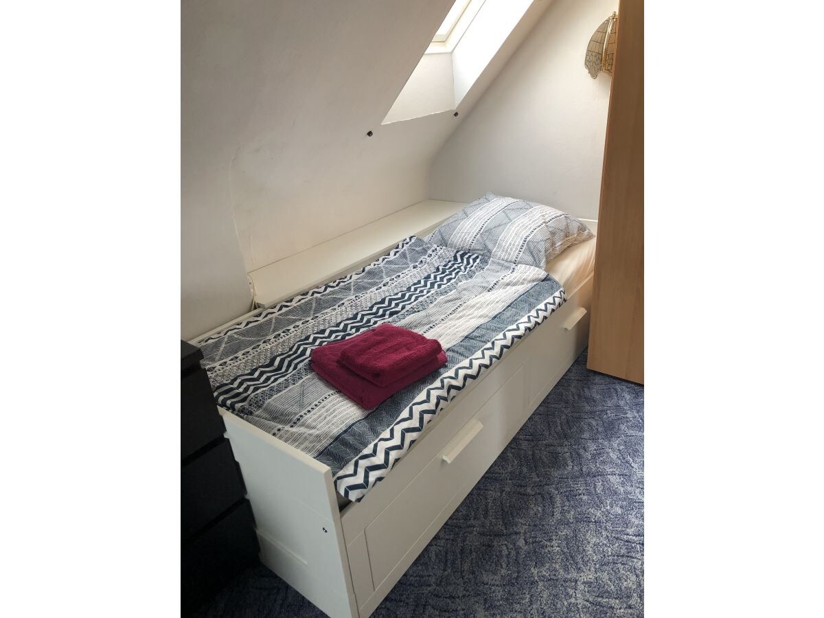 小房间里的第一张床