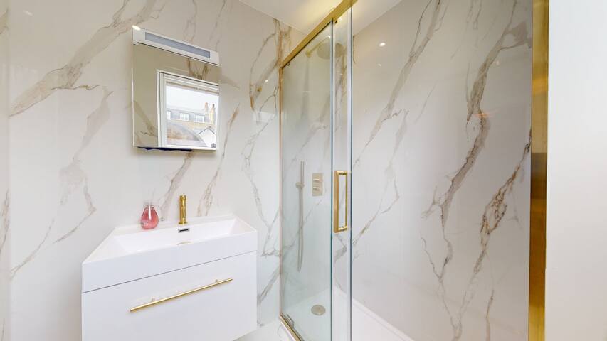 Marylebone Stunning 3-Bedroom Mews House gallery image 4