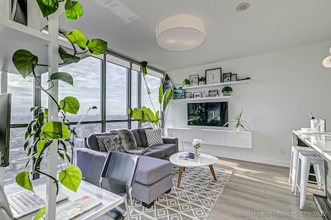 Top performing Airbnb: Bright & Stylish 1 Bedroom Condo in King West in Downtown