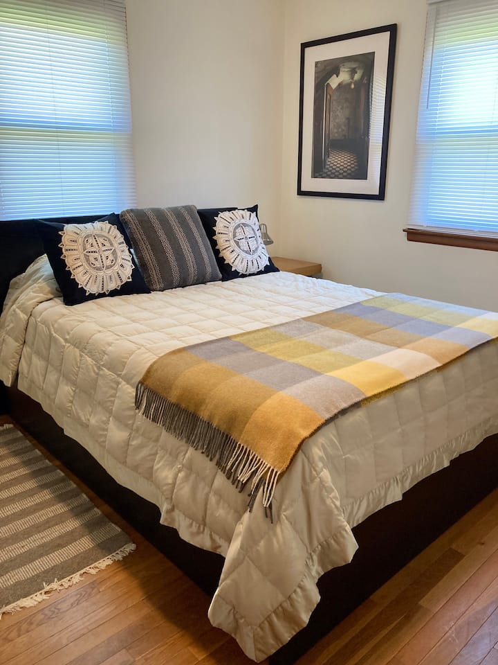 EL PRIMER DORMITORIO está amueblado con una cama tamaño queen con colchón de espuma viscoelástica, dos almohadas, una mesita de noche, dos lámparas, una cómoda, un televisor inteligente (Roku), edredón, manta, alfombras y un armario. 