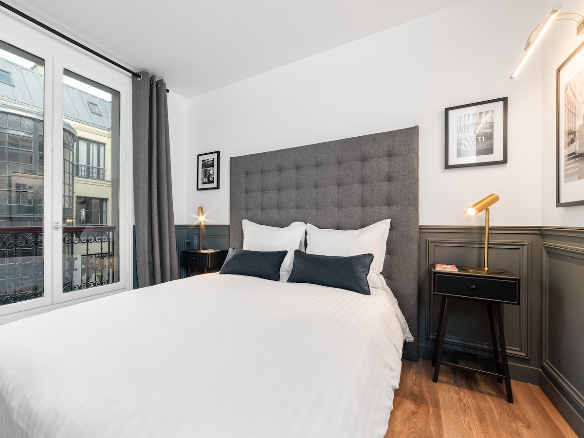 EN: ห้องนอนที่สองพร้อมเตียงคู่ผ้าปูที่นอนพื้นที่ทำงานและวิวเหนือลานบ้าน/
FR: ห้องนอนที่สองพร้อมเตียงคู่เครื่องนอนพื้นที่ทำงานและวิวลานบ้าน
