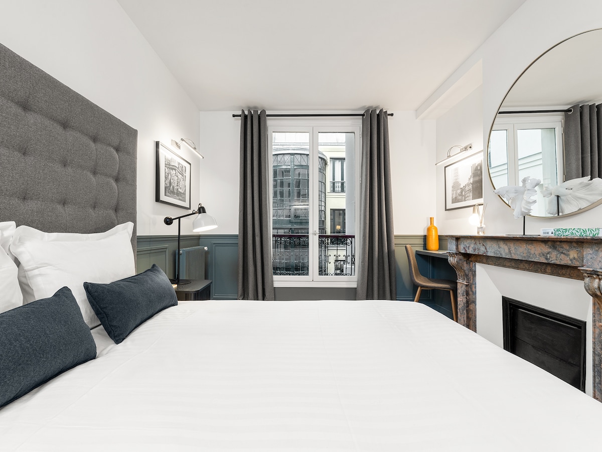 EN: ห้องนอนแรกพร้อมเตียงคู่ผ้าปูที่นอนพื้นที่ทำงานและวิวเหนือลานบ้าน/ 
FR: ห้องนอนแรกพร้อมเตียงคู่เครื่องนอนพื้นที่ทำงานและวิวลานบ้าน
