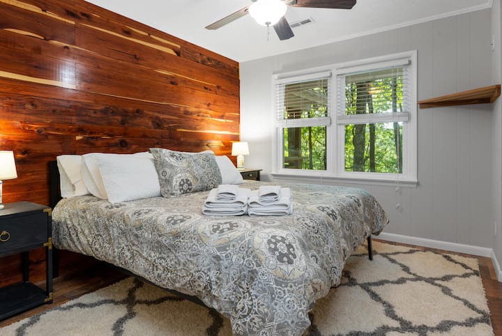 Segundo dormitorio en la planta superior con cama tamaño king (y colchón de espuma viscoelástica)