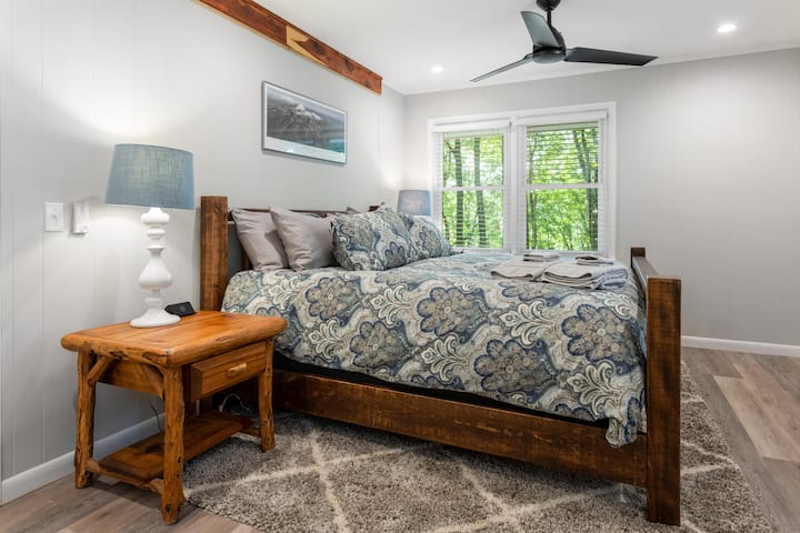 Dormitorio principal en el nivel principal con cama tamaño king y baño completo