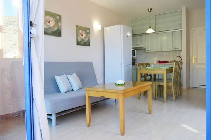 Obývačka s jasnými francúzskymi dverami 