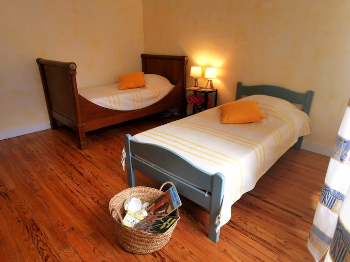 Ghorofa ya chini: chumba cha kulala 2, vitanda viwili vya mtu mmoja