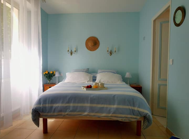 Ghorofa ya Chini: Chumba cha kulala cha watu wawili Master Suite