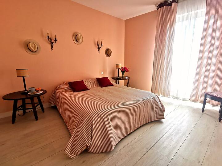 Ghorofa ya 1: Chumba cha kulala cha 1, kitanda cha watu wawili, mavazi makubwa na roshani