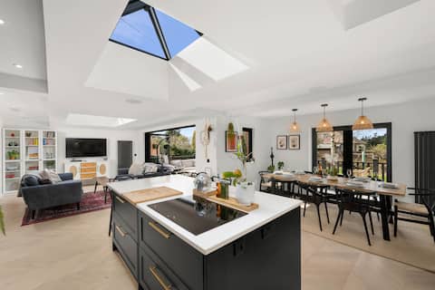 Gilmore House - 5 Bedroom Home With Hot Tub