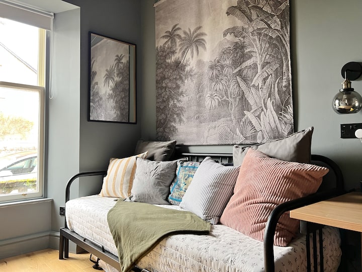 Slaapkamer 5 - Dagbed op kantoor. Dit kan een chaise lang, eenpersoonsbed zijn of uitklappen om een tweepersoonsbed te maken.