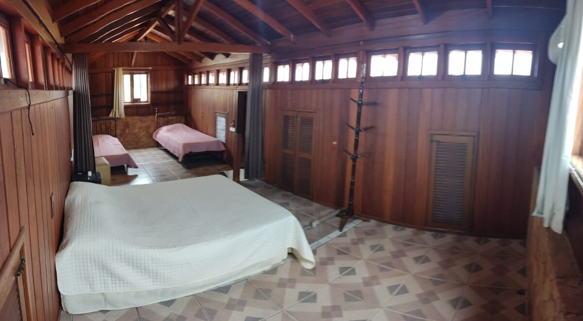 Mezanín s 1 manželskou posteľou a 2 samostatnými posteľami sa nachádza na 3. poschodí.