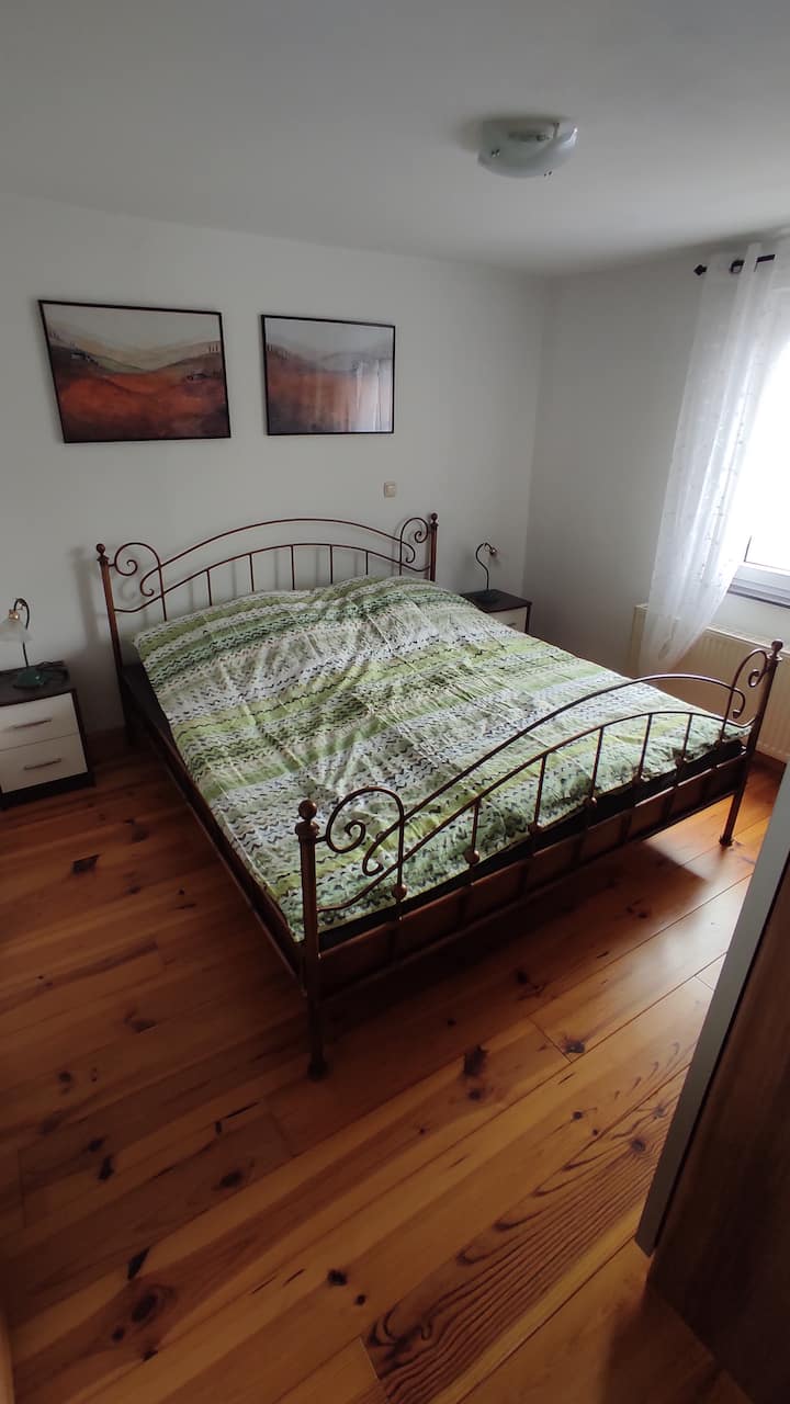 Dormitorio 1 con cama doble de 180 x 200