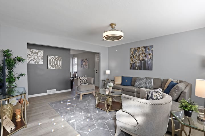 Walk to Downtown! 6-Bedroom Home