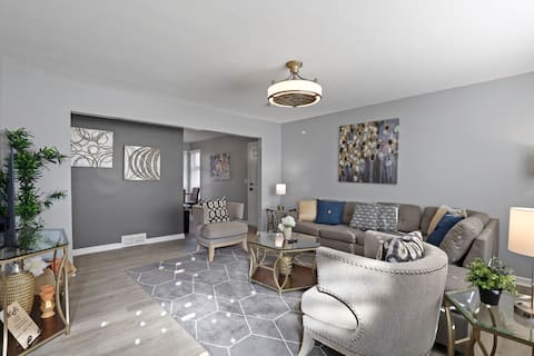 Minutes to Downtown Saint Charles, Cozy/Chic Home