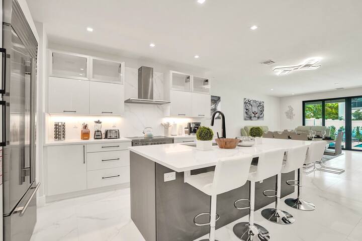 Walk to LasOlas | 4BR | Htd Pool | 5 mins to Beach gallery image 4