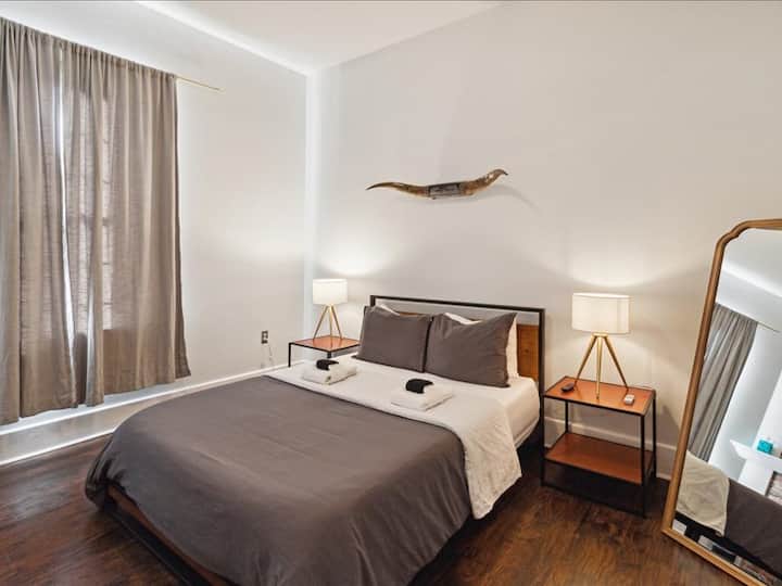 Embassy Room es un dormitorio privado con sábanas suaves de 400 hilos y un colchón Zinus Green Tea Memory Foam de 12 pulgadas tamaño queen.