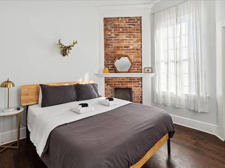 Dream Room es un dormitorio privado con un colchón Zinus Green Tea Memory Foam de 12 pulgadas tamaño queen con sábanas suaves de 400 hilos y un televisor inteligente de pantalla plana.