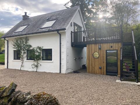 Charming riverside cottage, wood fired hot tub