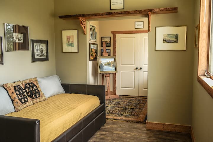 客房设有通往后院的通道、步入式衣橱和充足的抽屉供您放置衣服。  还有两张单人床垫。  第二张床垫在脚轮里。  