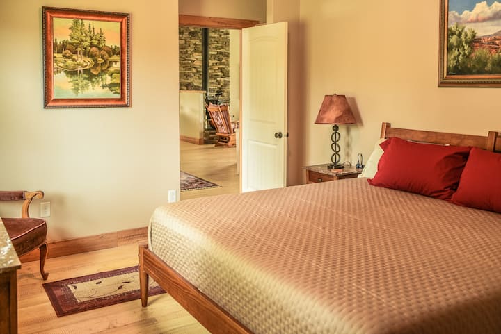 客房配有加大双人床、电视和衣橱，以及鹿和火鸡喜欢出去玩的正面景观。