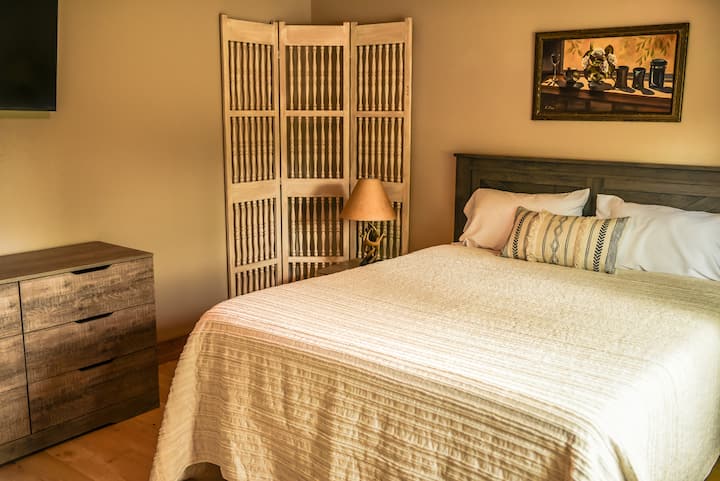 客房配有标准双人床、电视、衣柜和梳妆台。  还有喜欢时不时出现的鹿和火鸡的正面景观。