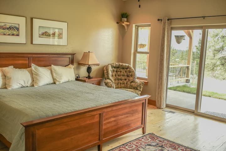 主卧室设有一张加大双人床，宽敞，可直接通往后院、带步入式淋浴间的卫生间和两个步入式衣柜。