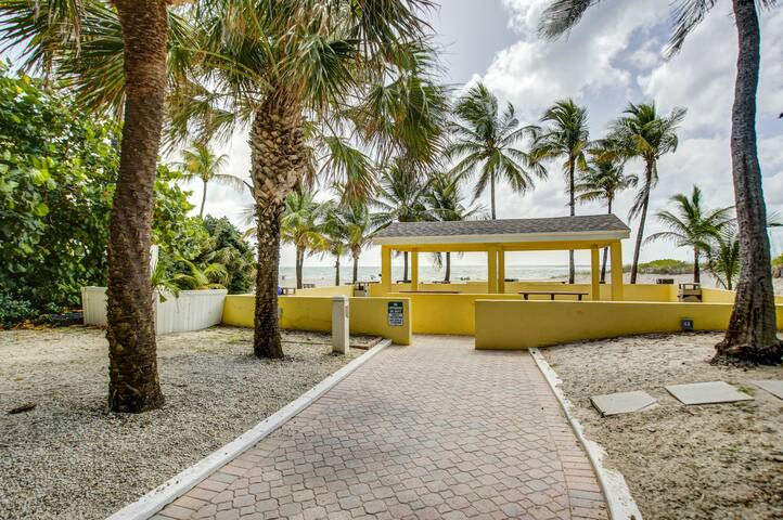 Walk to Beach + Seasonally Heated Pool gallery image 3