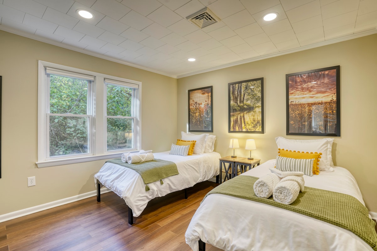 Bedroom 2 - Two twin beds with memory foam mattresses.