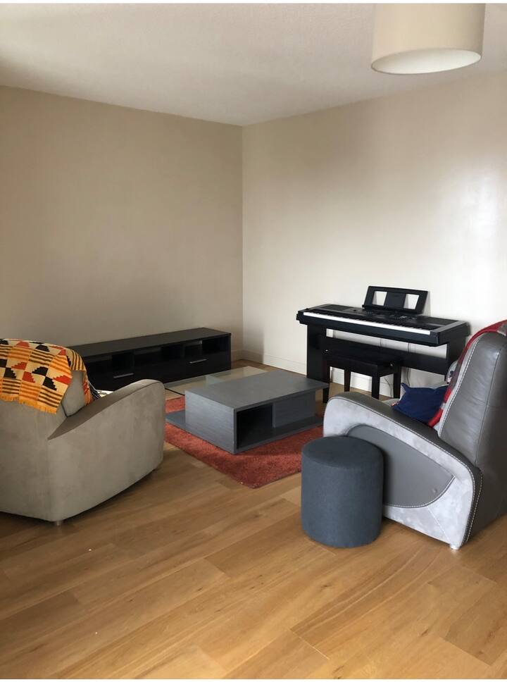 Large apartment, 2 rooms available , free parking Condominiums for