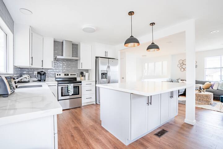 Charming 6BR Farmhouse Escape w/ Downtown Access gallery image 4