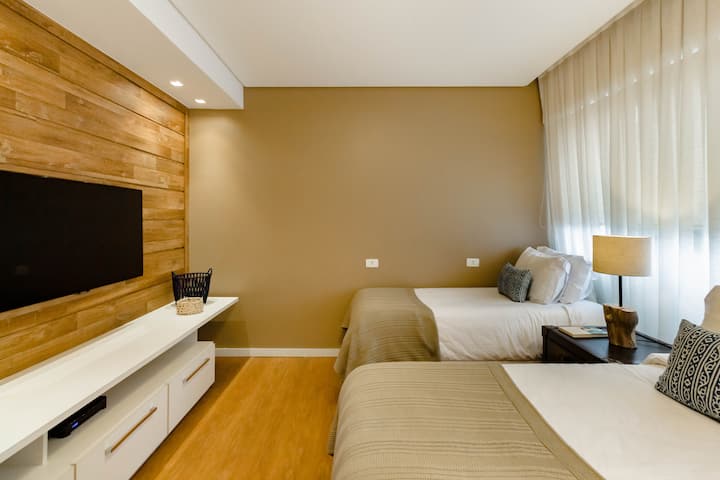 Segundo dormitorio con dos camas individuales y hermosa decoración.