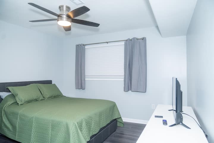 Letto matrimoniale al piano inferiore con TV da 40 pollici per un soggiorno rilassante a casa nostra.