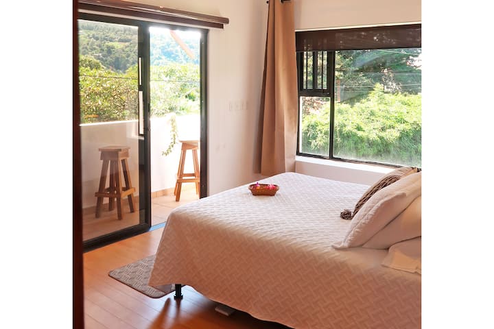 Hlavná spálňa s balkónom a krásnym výhľadom na hory.